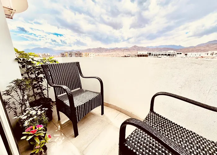 Sea & Mountain View Retreat - Apartment